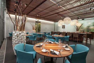 Lamellgardiner, SG 2960, Multi Visio, Room shot "Oona the Restaurant", Frutigen, Switzerland, Vertical Waves